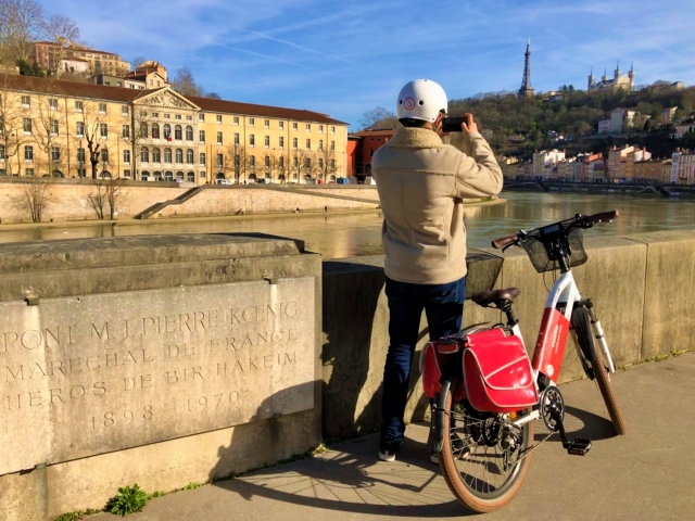 在索恩河畔拍照留念 