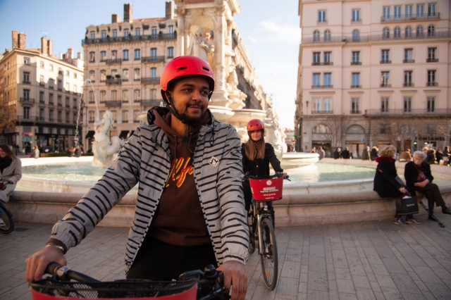  骑自行车游览古迹 