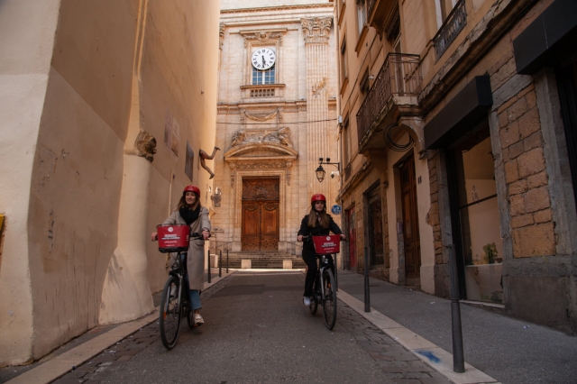  骑行穿过老里昂风景如画的街道 