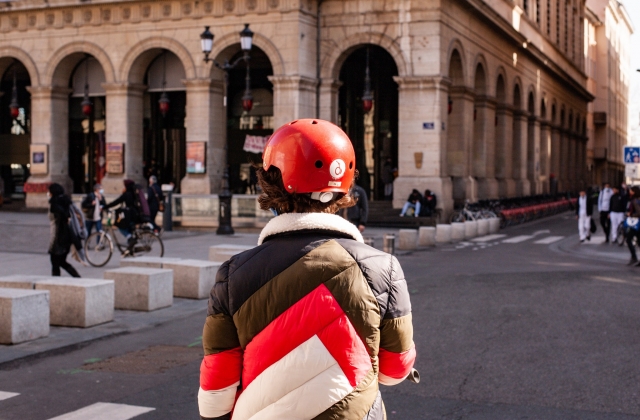  跟随自行车的节奏进行城市骑行 