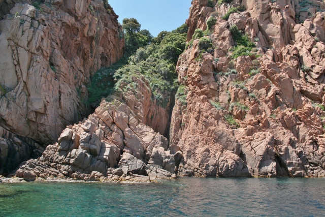  The turquoise waters of the Corsican canyons 
