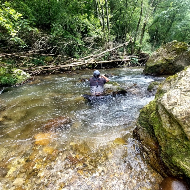  在巴斯克河流中涉水 