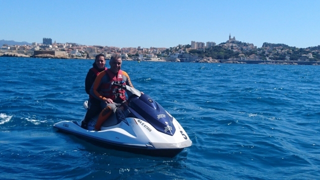 Moto acuática con pasajero en el mar 