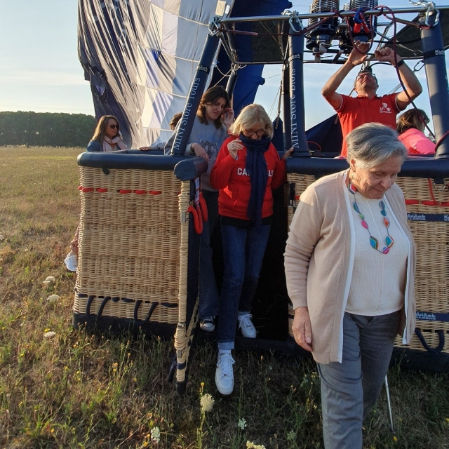  aterrizaje de pasajeros después del aterrizaje del globo de aire caliente 