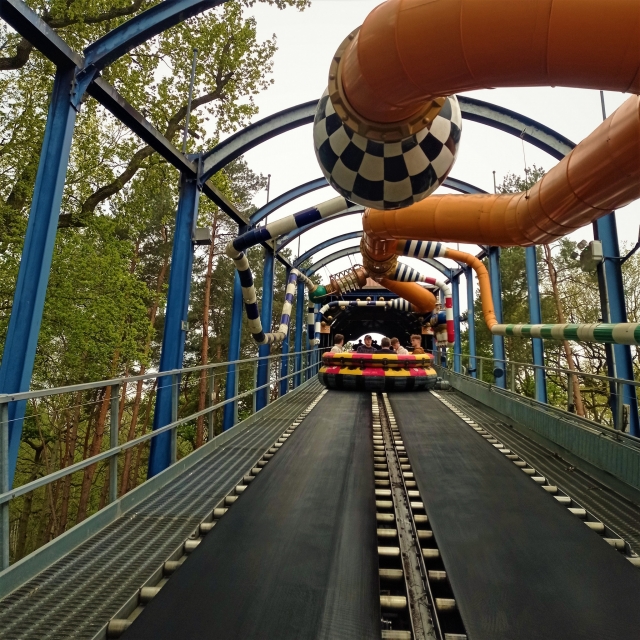 Sentez monter l'adrénaline dans les attractions du parc