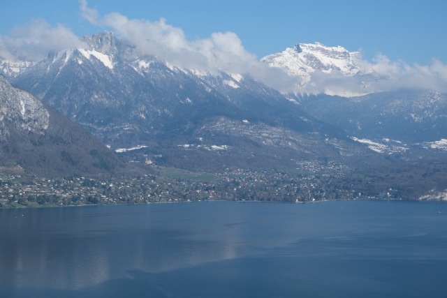  O Lago Annecy e os picos nevados 