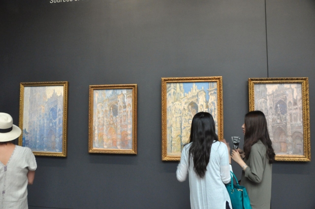  Admire the impressionist paintings 