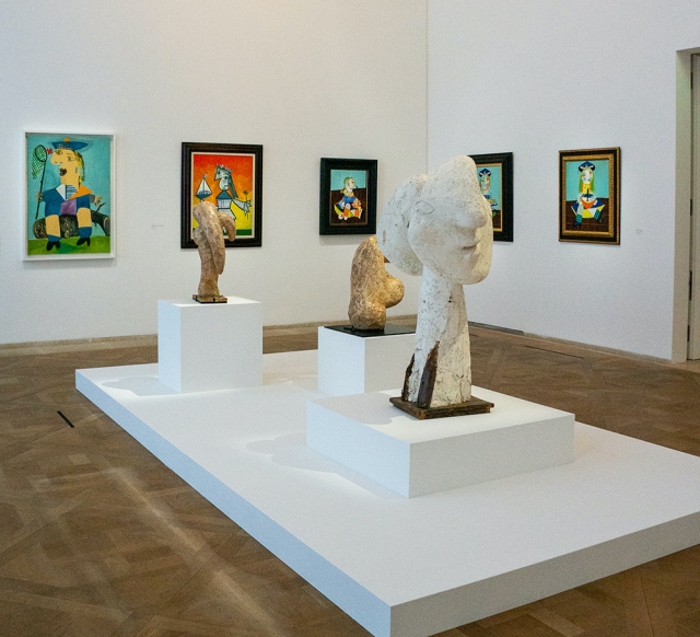  雕塑与绘画并肩 