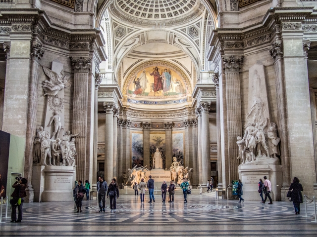  The majestic entrance to the Pantheon 
