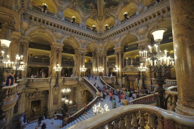  a grande escada em majestade na entrada 