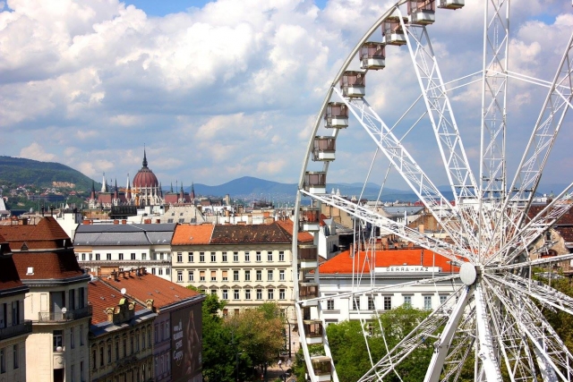 Ride the Ferris wheel 