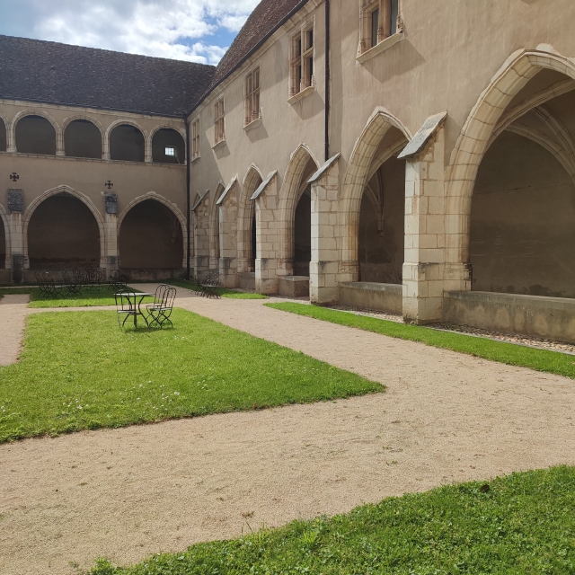 Attraversa il chiostro 