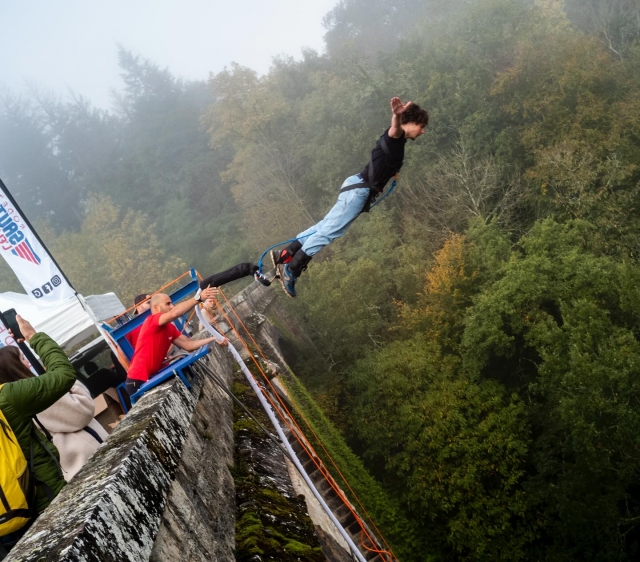  Sprung zum elastischen Viadukt in der Plô in Aveyron 