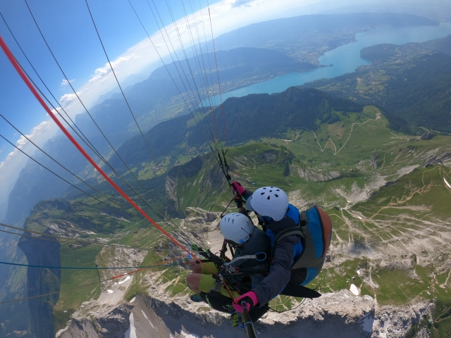 在萨沃亚德·阿尔卑斯山（Savoyard Alps -999）中享受一场滑翔伞的飞行