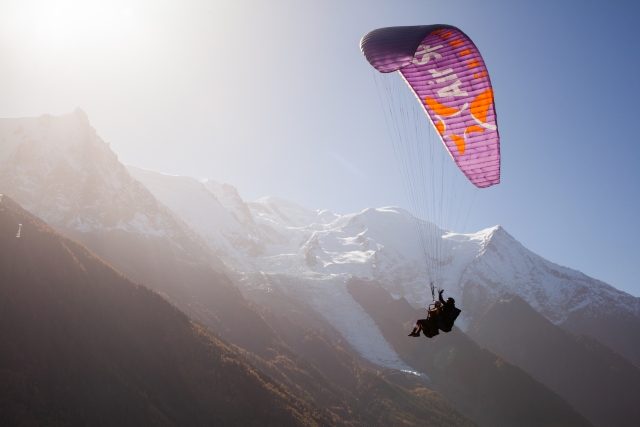  Leave for a tandem flight with a professional instructor 