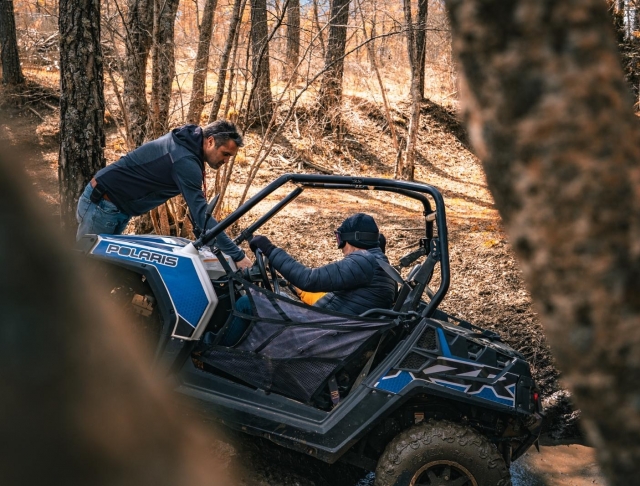 Une équipe prête à vous aider lors de votre balade en Buggy