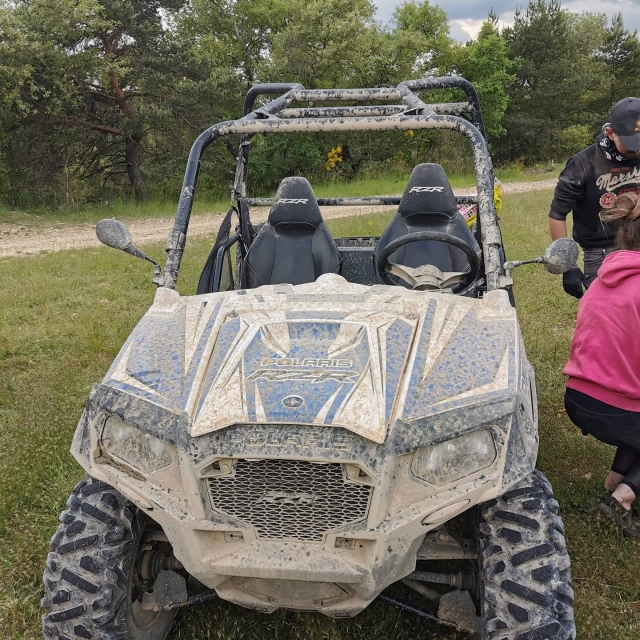 Des buggys prêts à affronter les obstacles naturels