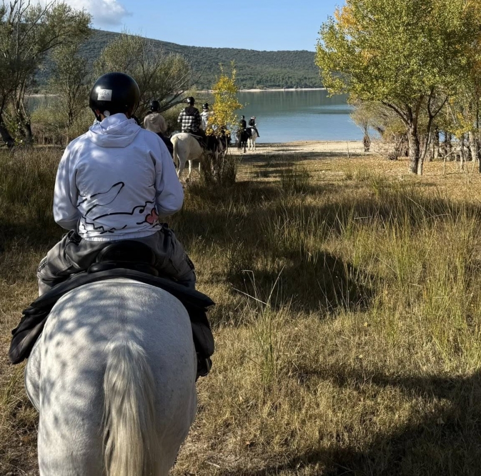  在维东享受壮丽的骑行 