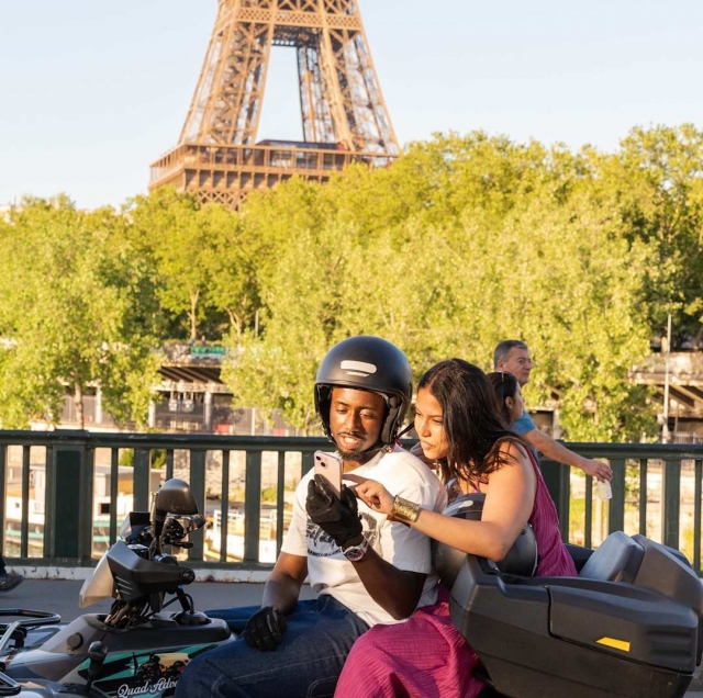 Immortalisez-vous au pied de la Tour Eiffel