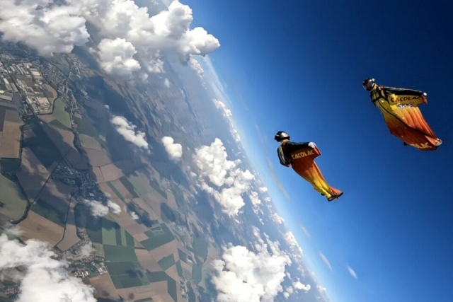  With the participation of a Wingsuit world champion