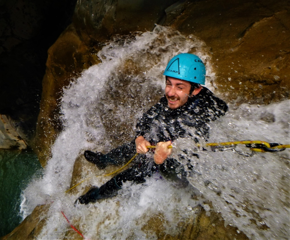  Affronta gli elementi naturali durante un'uscita di canyoning 