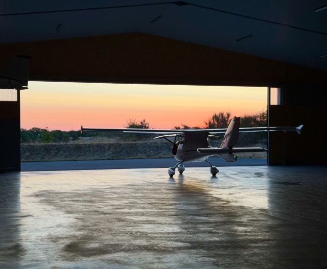  O ULM no hangar ao entardecer 