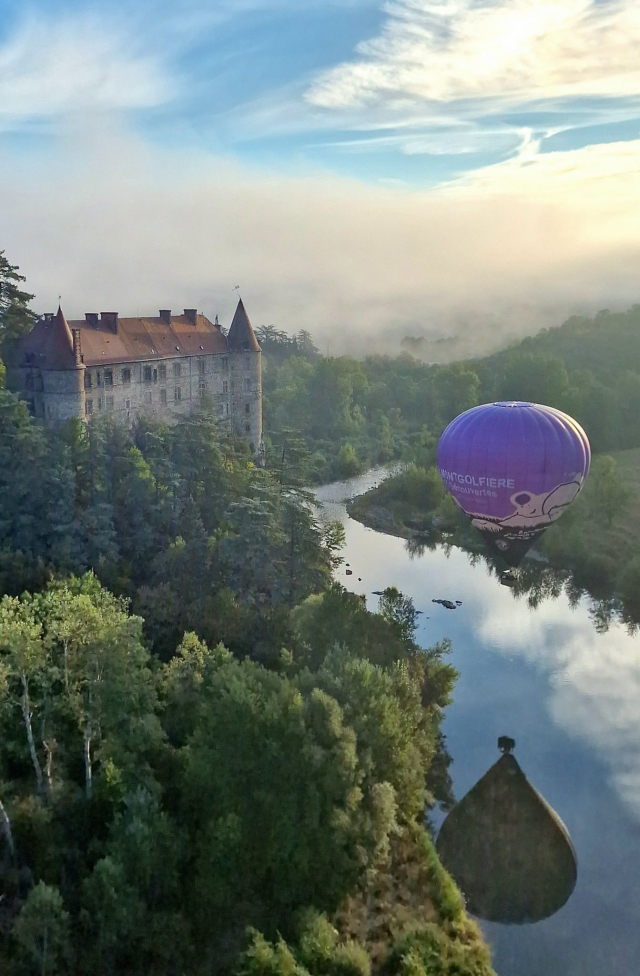 Château au bord de la Loire et la montgolfière