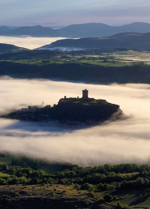 La forteresse de Polignac sur une mer de nuages