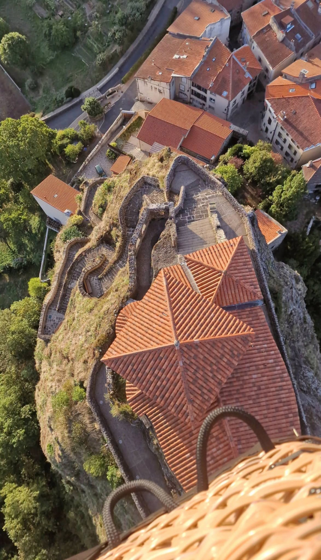Le rocher Saint-Michel d'Aiguilhe vu de la nacelle