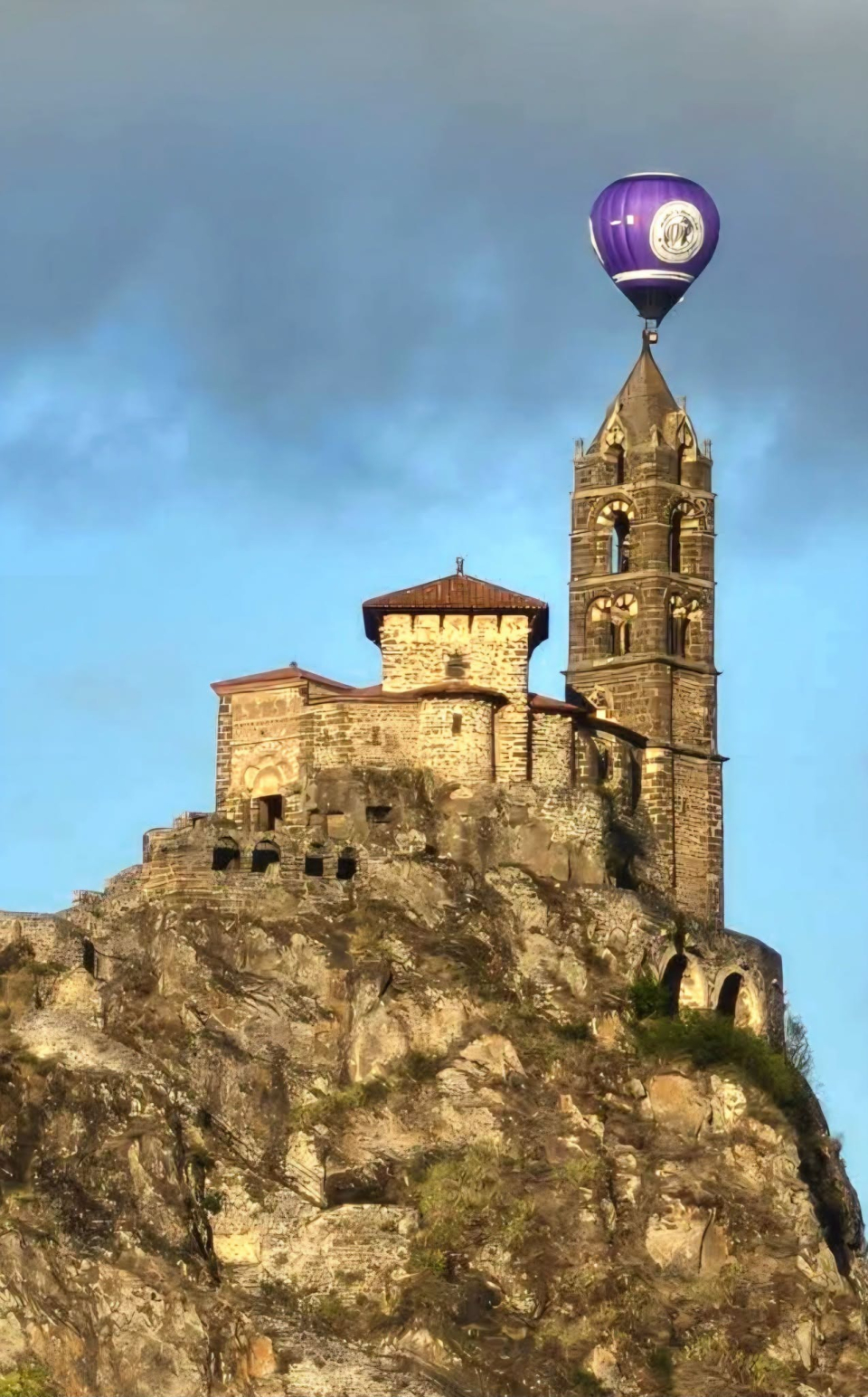La montgolfière au-dessus du rocher Saint-Michel d'Aiguilhe