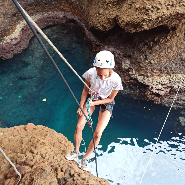  Descenso como recordatorio en la vía ferrata de la costa 