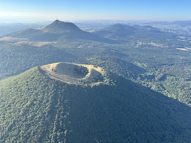 Un cratère de volcan vu du ciel