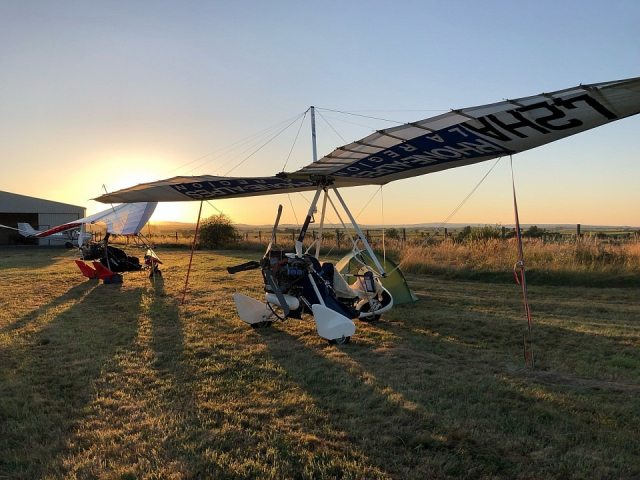 L'ULM au coucher du soleil sur la base