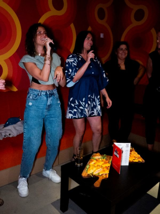  Eine Karaoke-Session mit Freunden 
