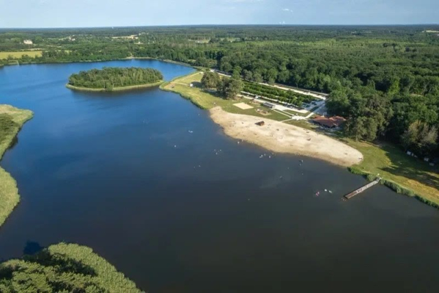  The Étang de la Vallée seen from the sky, in Combreux 