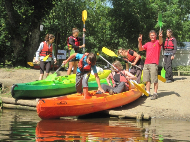  Atravesse as barragens de canoa 