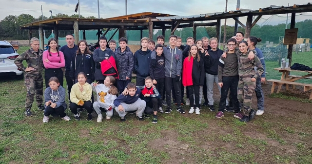 Groupe de personnes pour une photo avant la session de Paintball