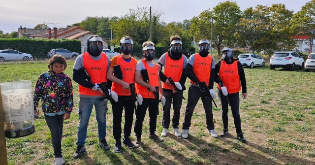 Equipe prête pour la bataille de peinture pour enfants
