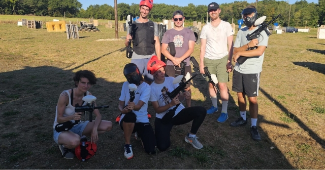  Paintball, more fun with friends. 