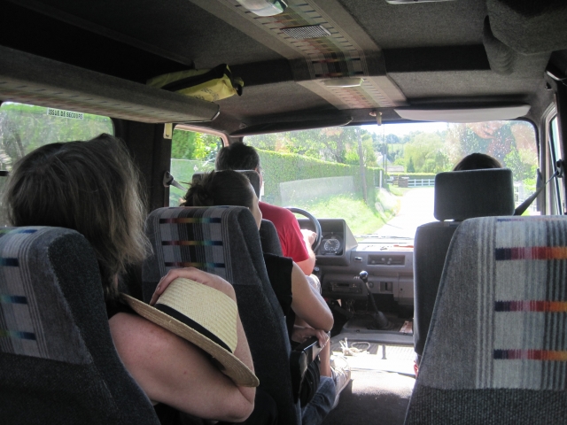 Partenza in mini bus per Pont d'Ouilly, punto di partenza del vostro tour: nessuna attesa dopo! 
