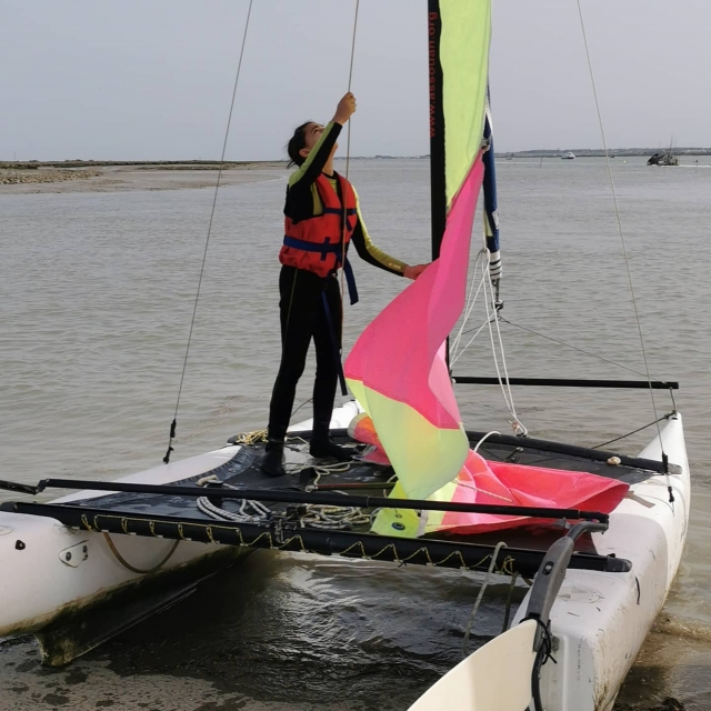  Monta la vela e naviga