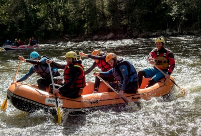  Nuestras escapadas de rafting están siempre supervisados por nuestros instructores 
