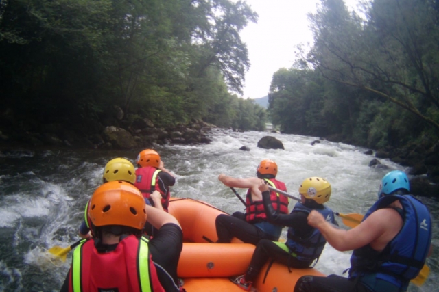  Sesión de rafting en los rápidos 