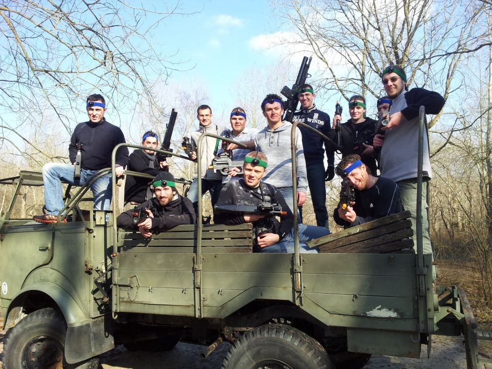 与朋友一起进行激光游戏 