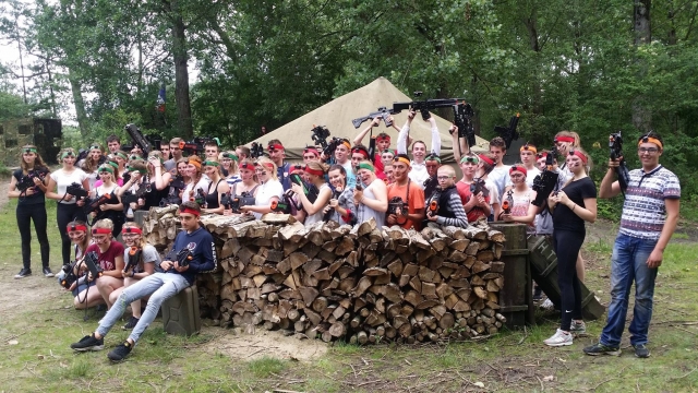  大团体进行激光游戏游戏 