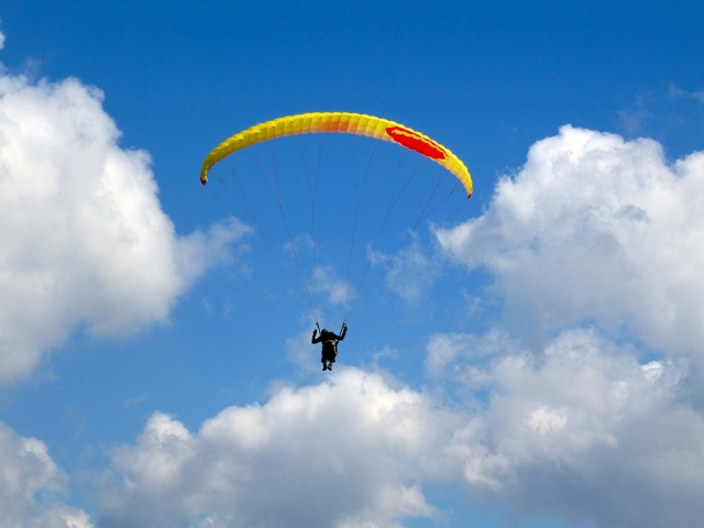  Paragliding in full flight 
