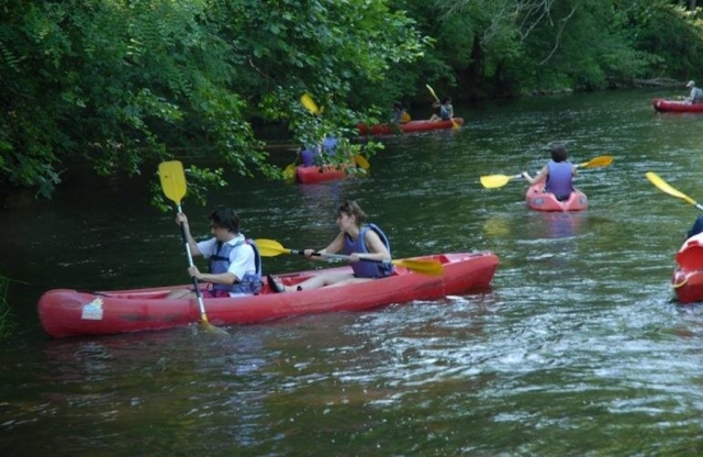 Parcourir la Cure sur un canoë biplace