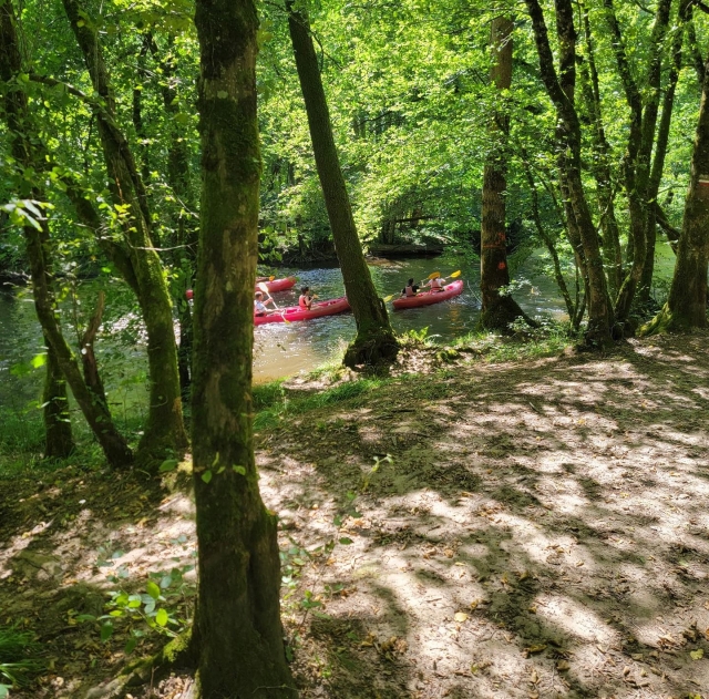  与家人一起过河 