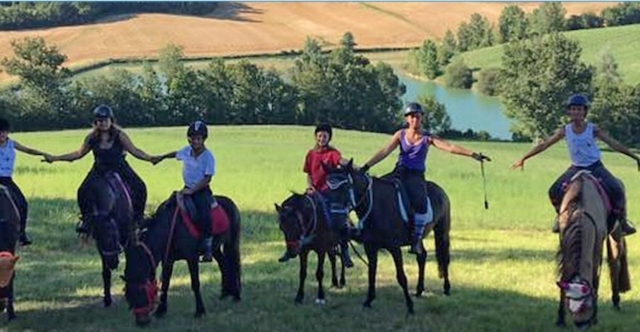Balade à cheval en groupe