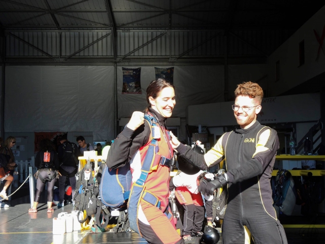 Préparation pour le saut en parachute
